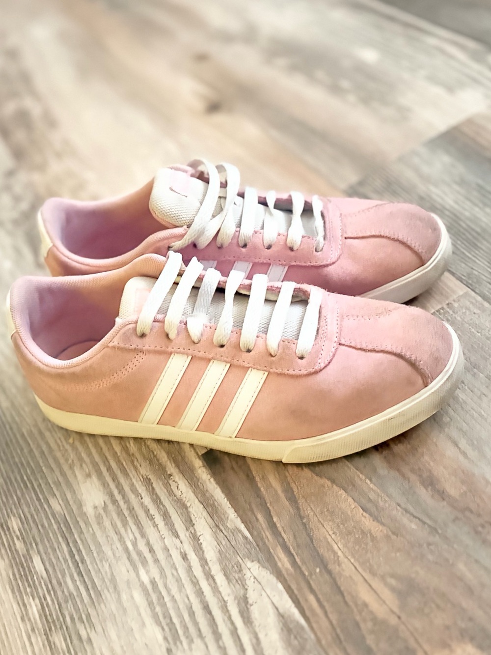 adidas Pink and White Women's Low-Top originals sneakers. These shoes are 🔥👀🌸🤩🫶🏼